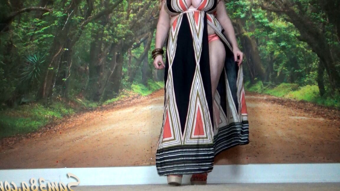 20P La MILF cachonda Samantha 38G hace alarde de su enorme escote mientras posa con un vestido
