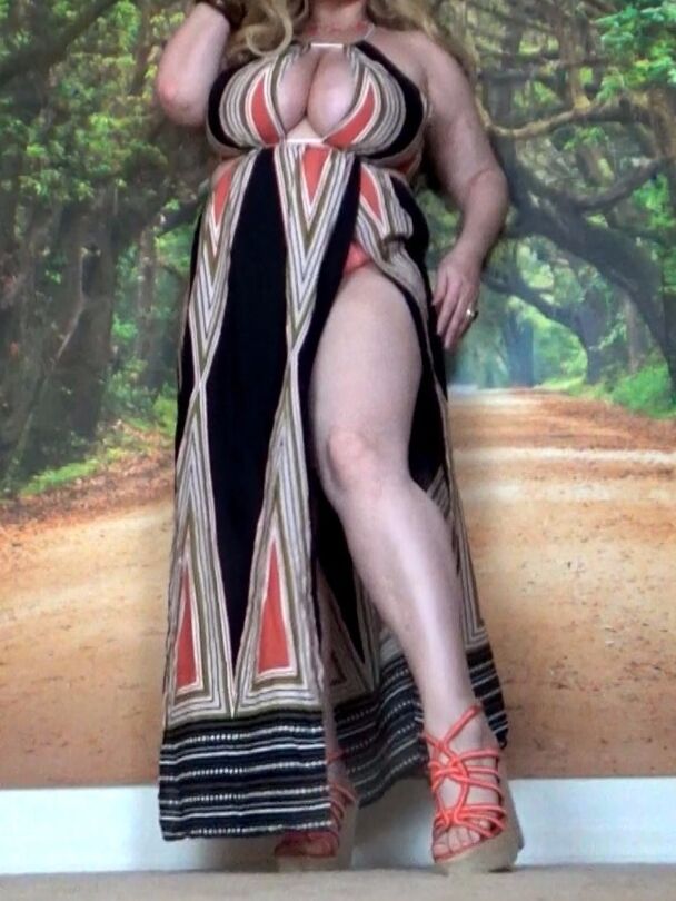 20P La MILF cachonda Samantha 38G hace alarde de su enorme escote mientras posa con un vestido