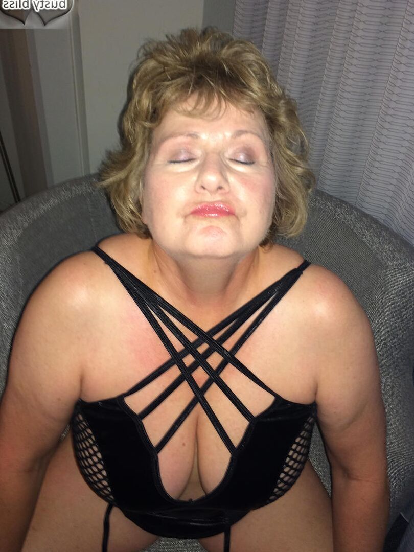 16P Mulher mais velha Busty Bliss recebe um colar de pérolas durante a ação POV