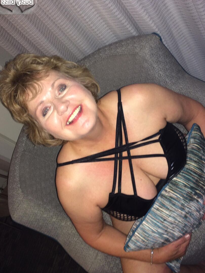16P Mulher mais velha Busty Bliss recebe um colar de pérolas durante a ação POV
