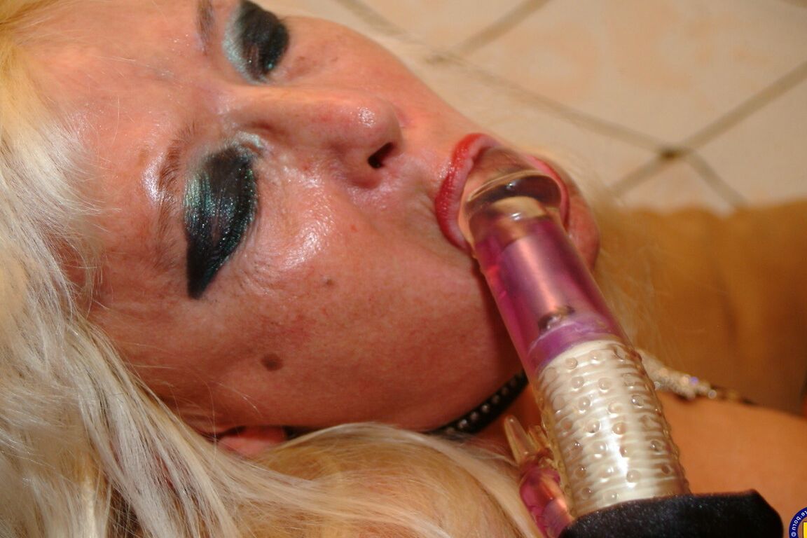 21P Loira doce madura com peitos grandes Jenny brinca com sua vulva em meias