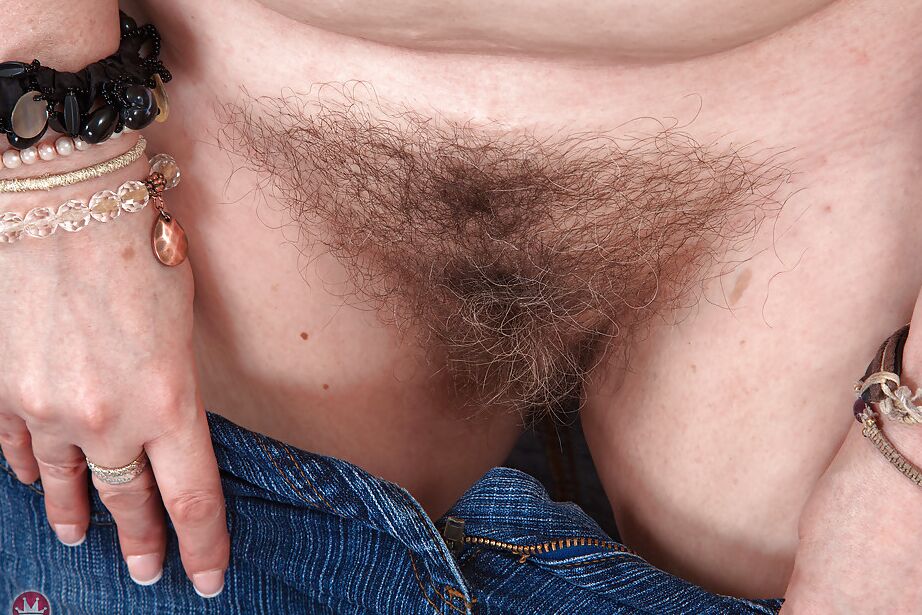 16P Christiana X, grosse pute mature, joue avec sa chatte poilue