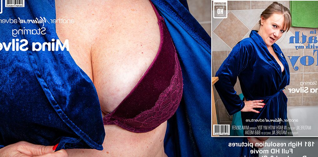 11P Busty mature woman masturbates with a dildo while taking a bath