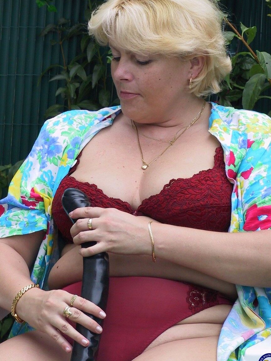 21P Rubia BBW Andrea se desnuda en el jardín
