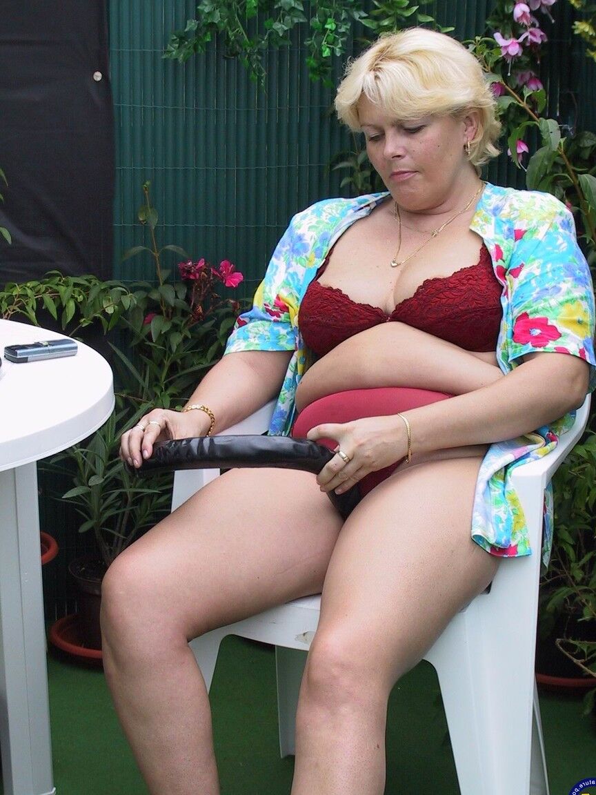21P Rubia BBW Andrea se desnuda en el jardín