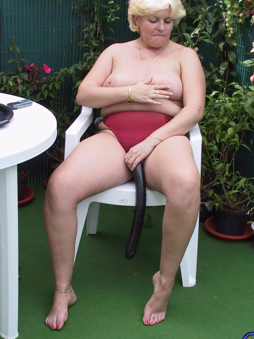 21P Rubia BBW Andrea se desnuda en el jardín