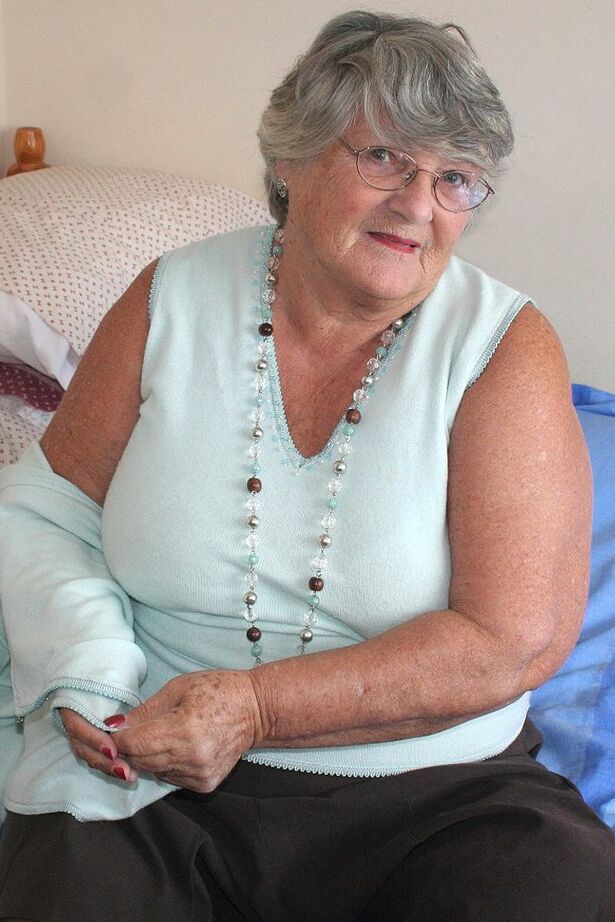 20P Die übergewichtige Amateur-Künstlerin Oma Libby steckt eine falsche Hand in ihre Vagina