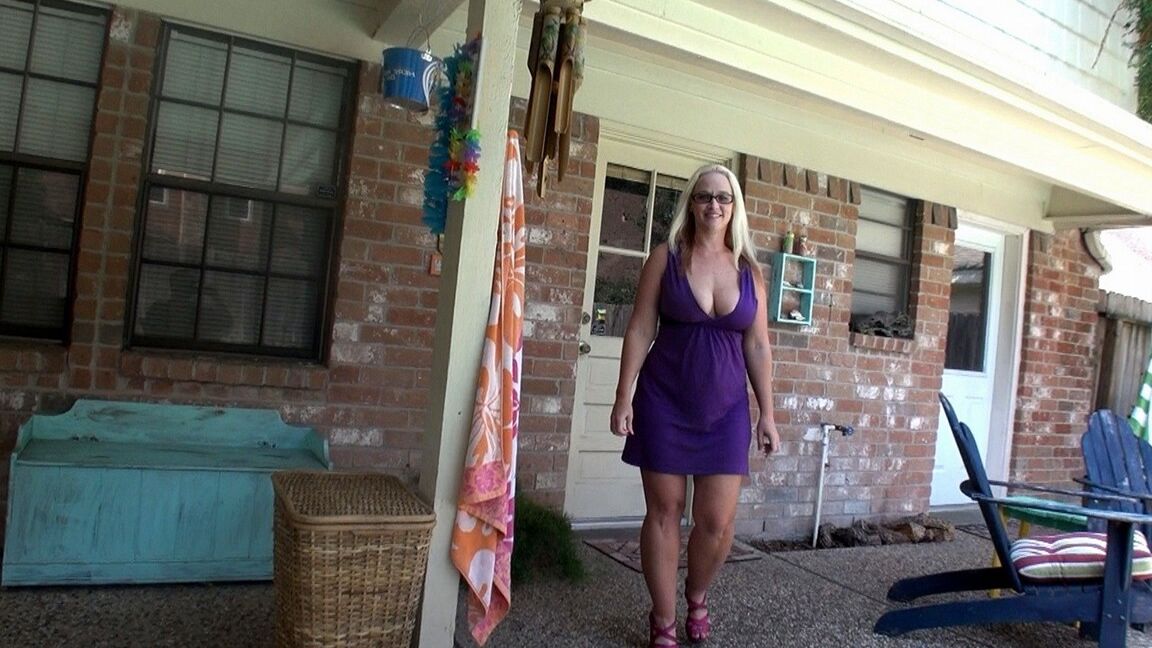 17P La rubia con sobrepeso Dee Siren recibe ayuda mientras se mete un consolador en el coño y el culo