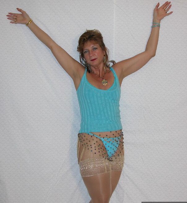 18P La femme amateur Devlynn joue avec son vagin percé en bas et talons hauts