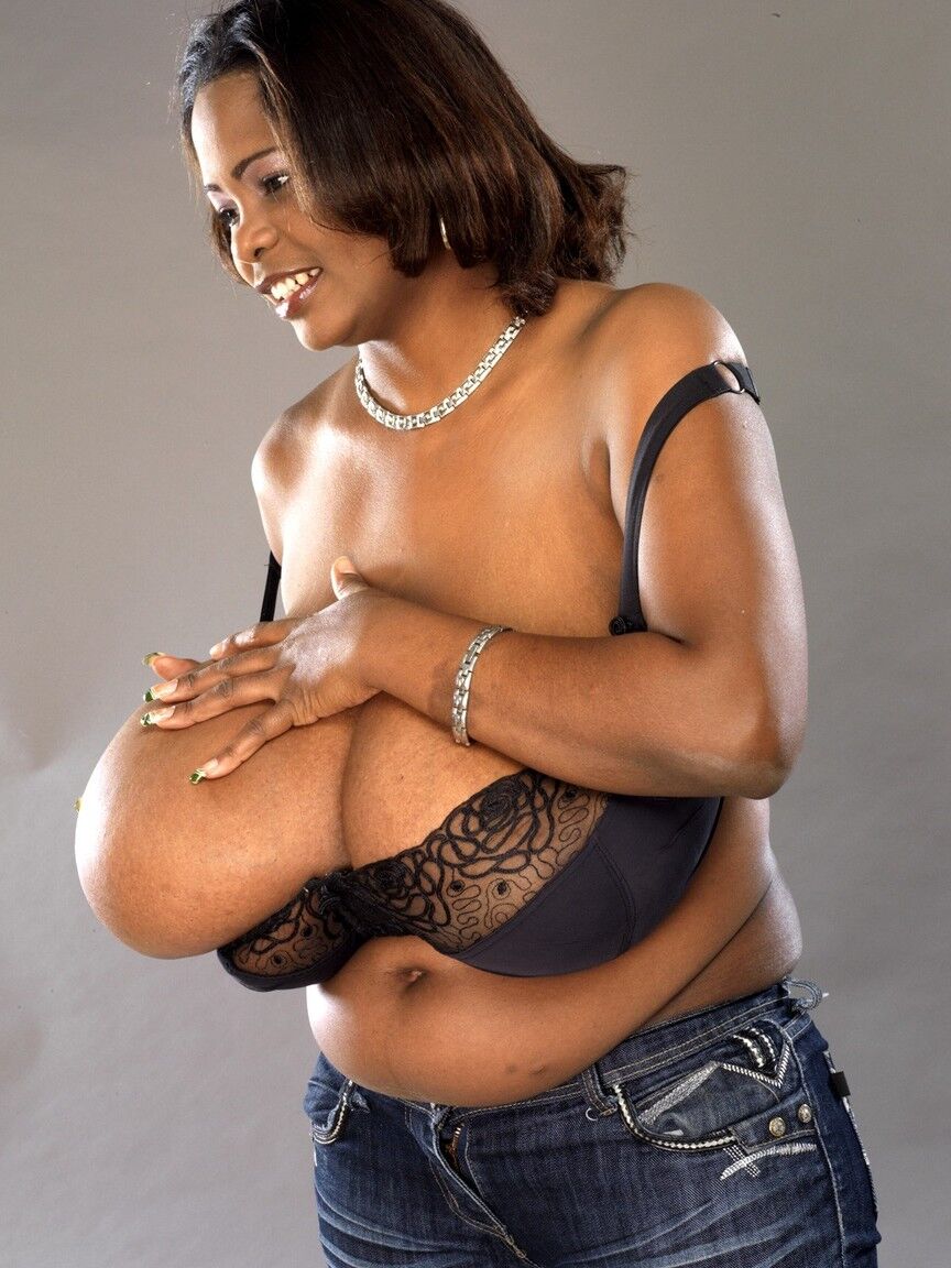 21P A linda negra Miosotis Claribel tira a roupa para mostrar seus seios enormes