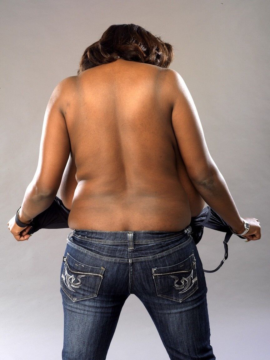 21P A linda negra Miosotis Claribel tira a roupa para mostrar seus seios enormes