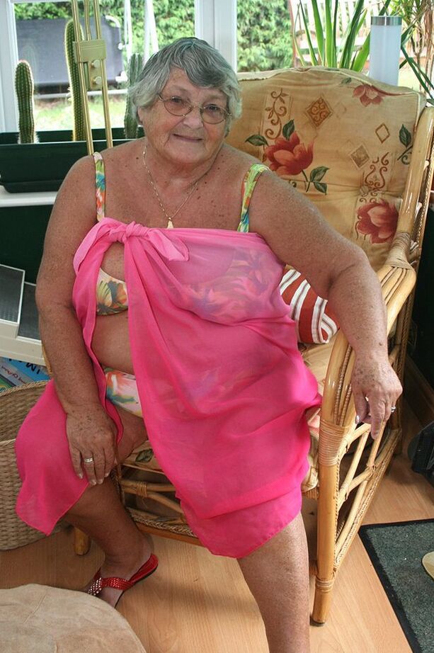 20P Abuela cachonda con gafas se desnuda para revelar sus enormes tetas caídas