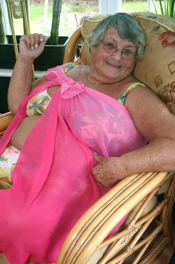 20P Abuela cachonda con gafas se desnuda para revelar sus enormes tetas caídas
