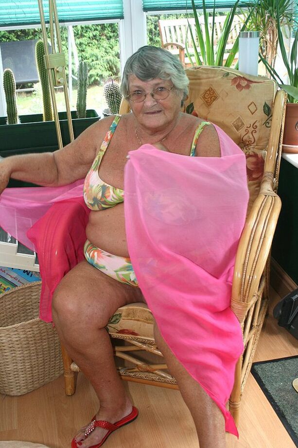20P Abuela cachonda con gafas se desnuda para revelar sus enormes tetas caídas