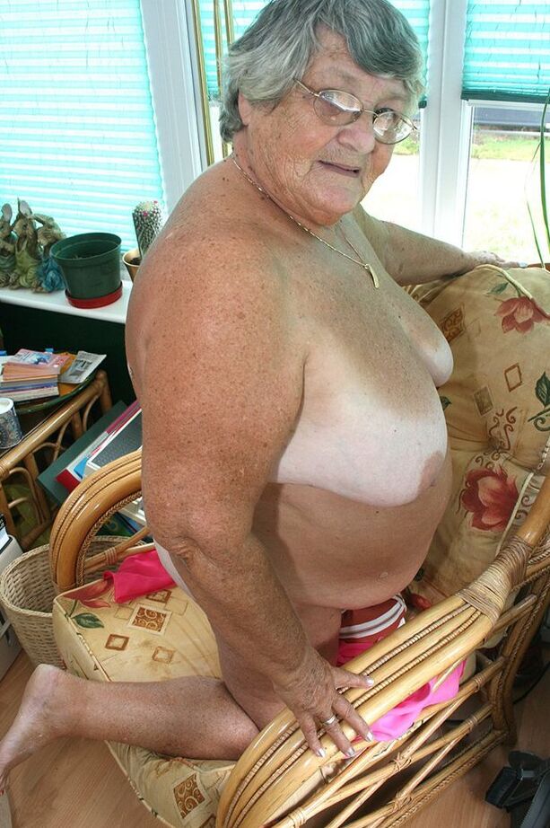 20P Abuela cachonda con gafas se desnuda para revelar sus enormes tetas caídas