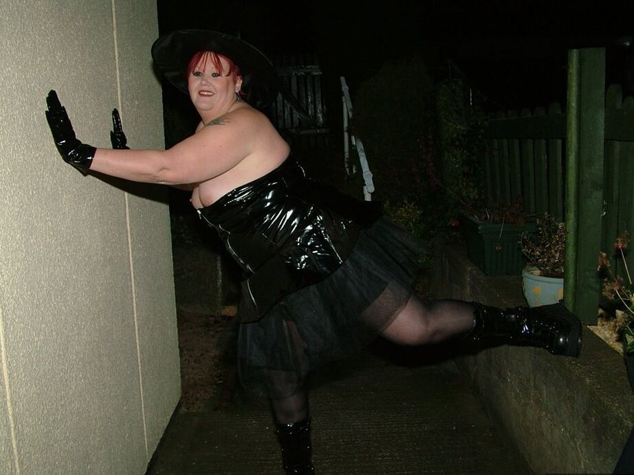 20P Ruiva madura Valgasmic exposta pinga cera de vela em seus seios em traje de cosplay