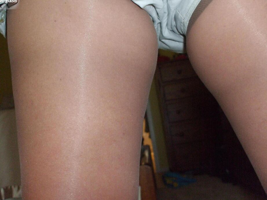 17P La mayor amateur Busty Bliss muestra sus tetas bronceadas en pantimedias