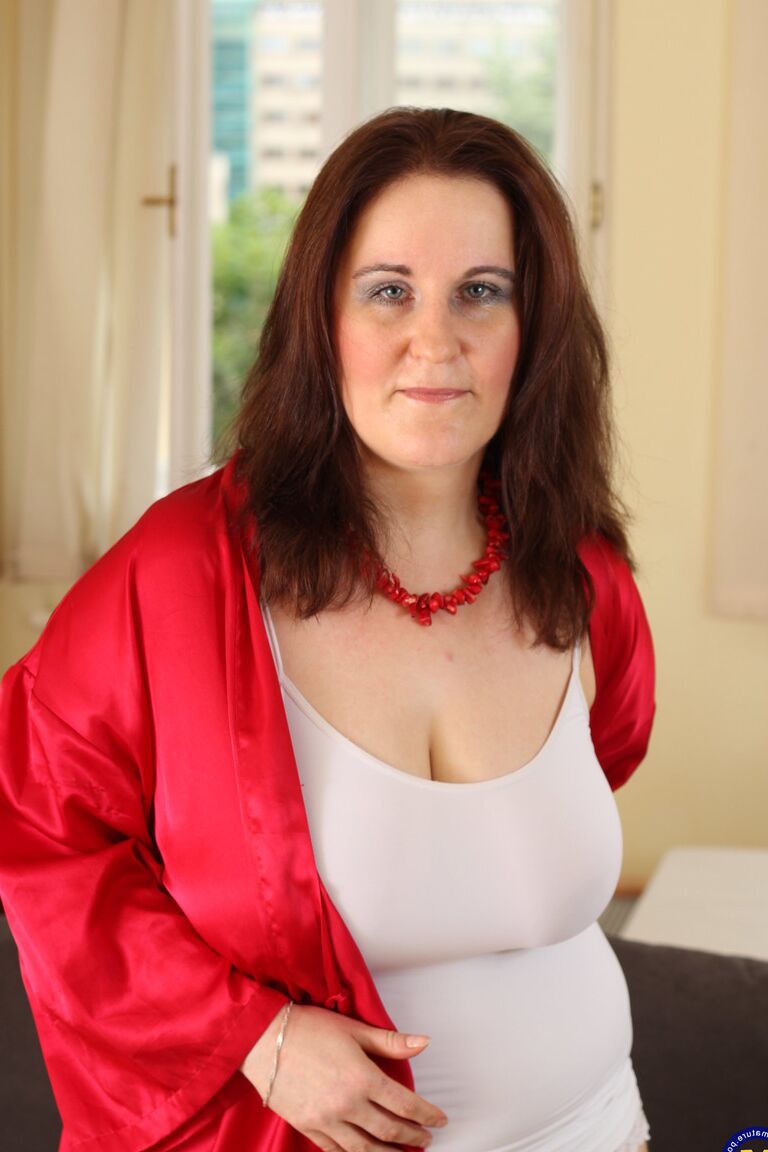 21P Amadora BBW Marlena S se masturba no sofá em sua lingerie branca