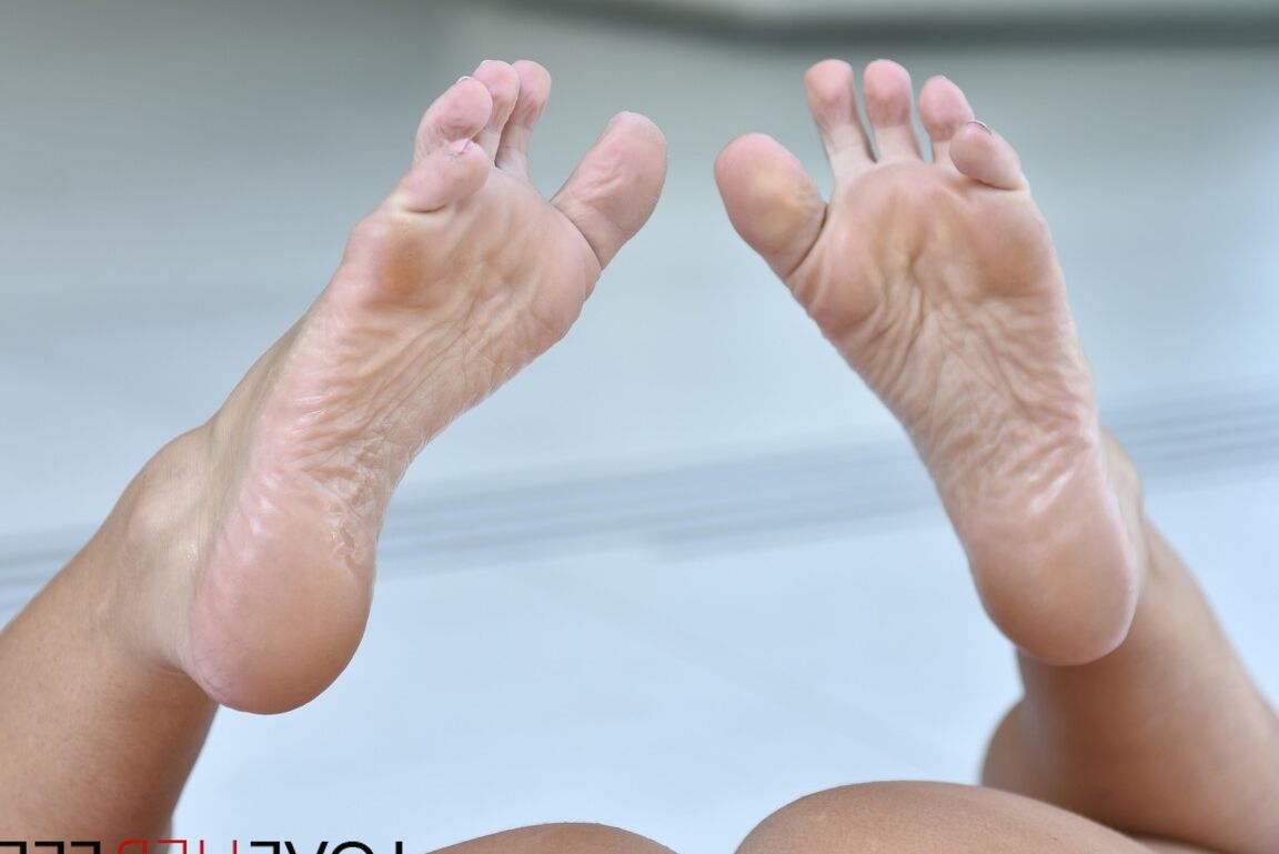 21P Belleza latina Kayla Kayden chupada los dedos de los pies y follada