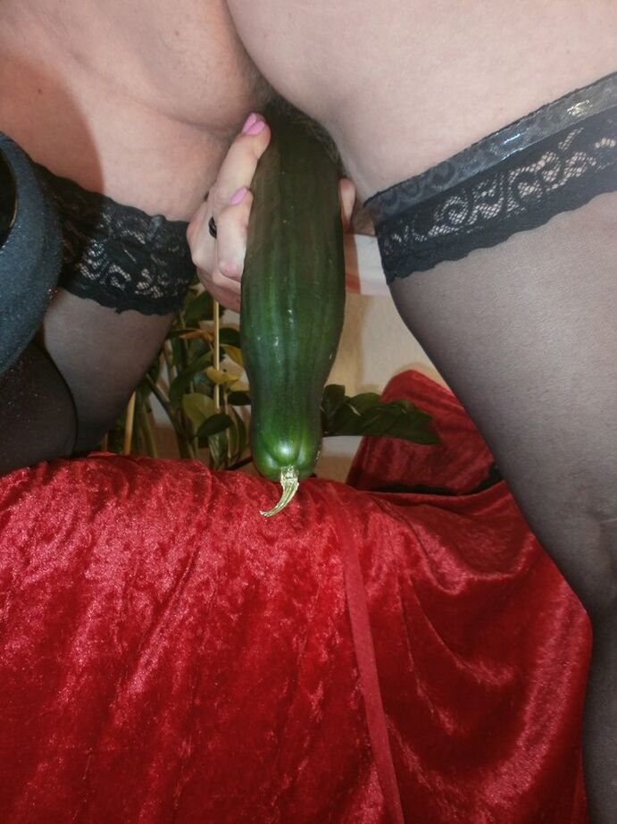 20P A amadora mais velha Caro enfia um pepino inglês dentro de sua buceta peluda