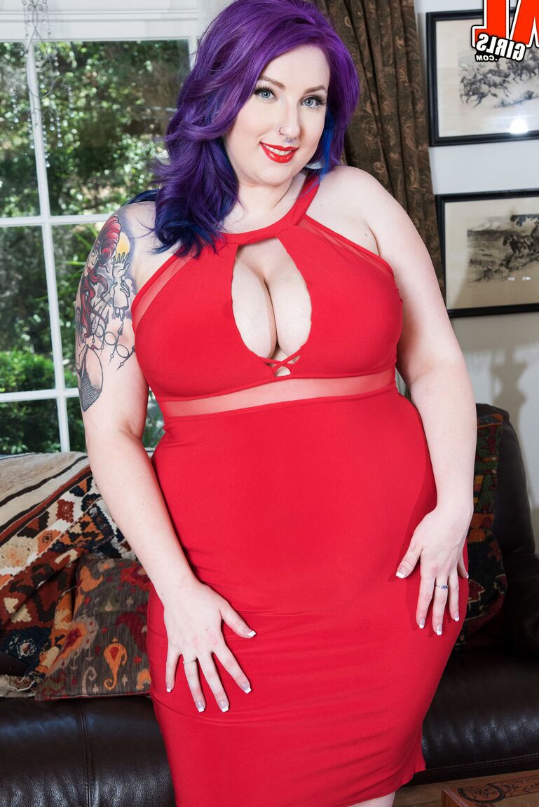21P Die lilahaarige, fette Lola Rayne zieht ihr Kleid aus