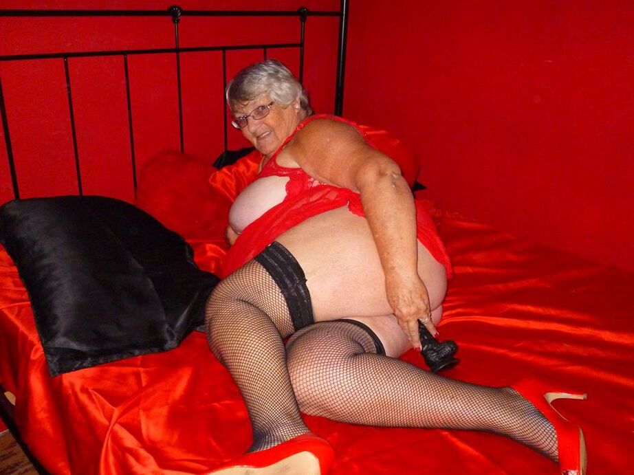 20P Obese nan Grandma Libby dildos her freshly shaved vagina on a bed