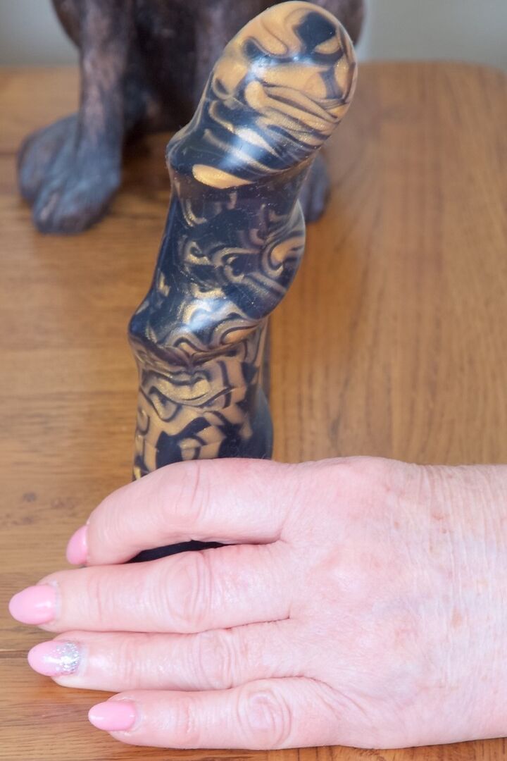 16P Older amateur with large breasts dildos her shaved pussy in nylons and garters