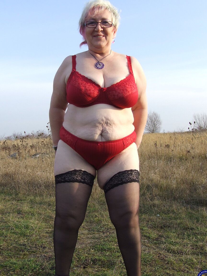 21P Avó selvagem com peitos enormes e flácidos Silke posa em lingerie
