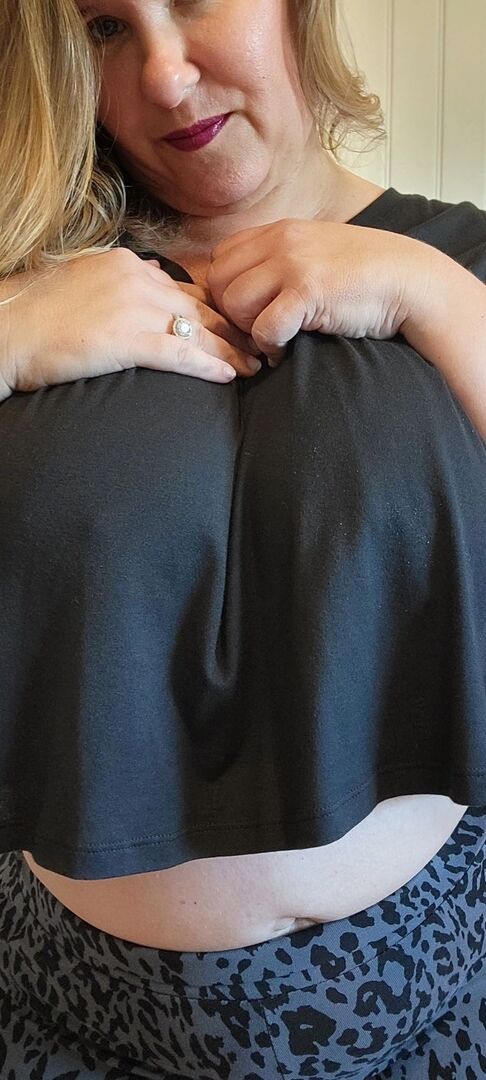 16P Amadora obesa peituda Kris Ann fica só com sapatos de salto alto