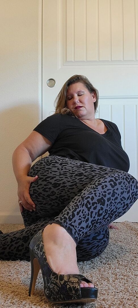 16P Amadora obesa peituda Kris Ann fica só com sapatos de salto alto