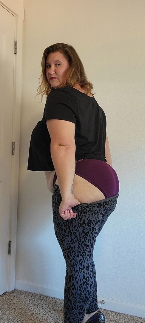 16P Amadora obesa peituda Kris Ann fica só com sapatos de salto alto