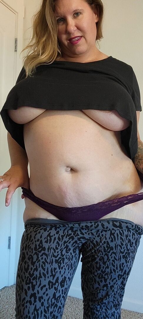 16P Amadora obesa peituda Kris Ann fica só com sapatos de salto alto