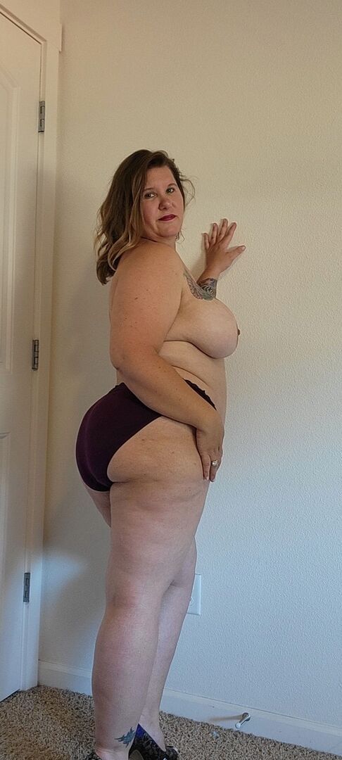 16P Amadora obesa peituda Kris Ann fica só com sapatos de salto alto