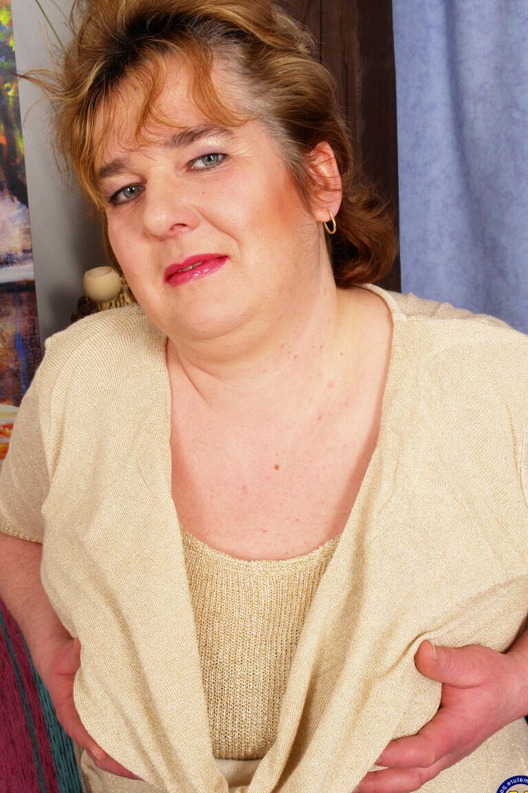 21P La gordita europea Marevka revela sus tetas caídas