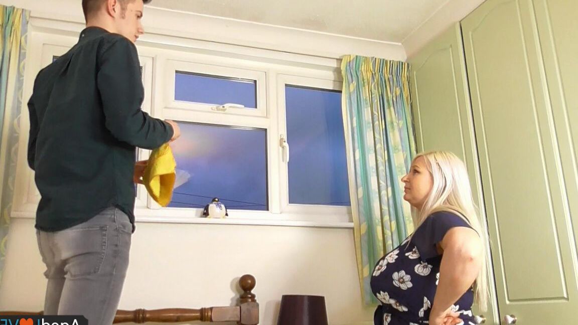 16P Ce jeune garçon lui donne une bite dure avec laquelle elle pourra jouer