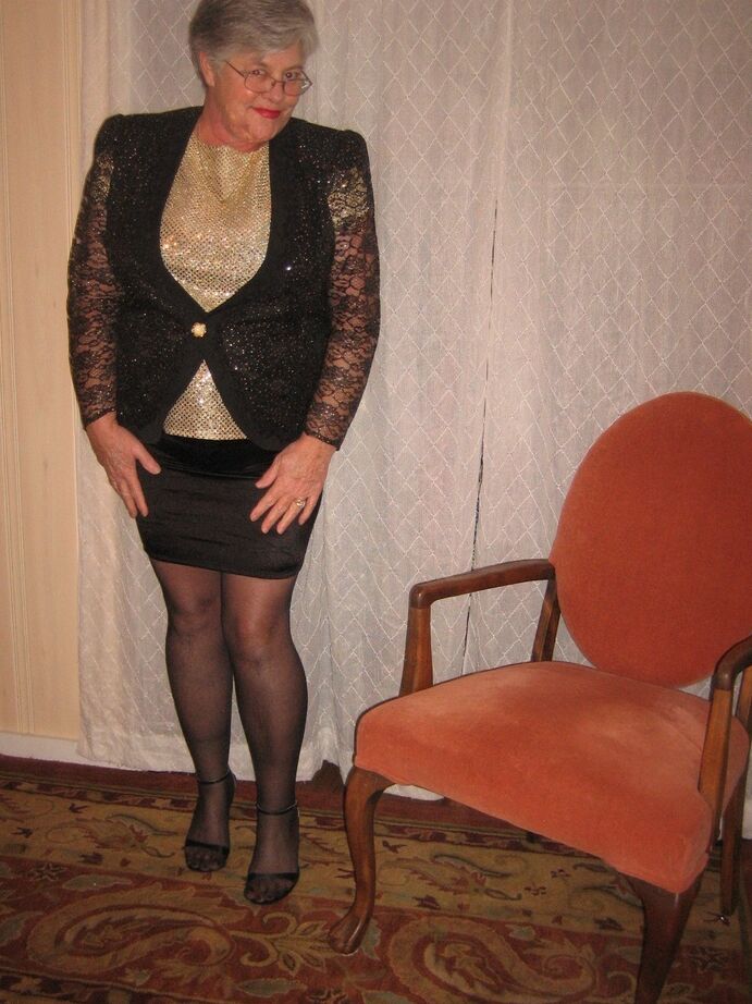 20P La anciana Girdle Goddess se desnuda hasta quedar en medias antes de masturbarse