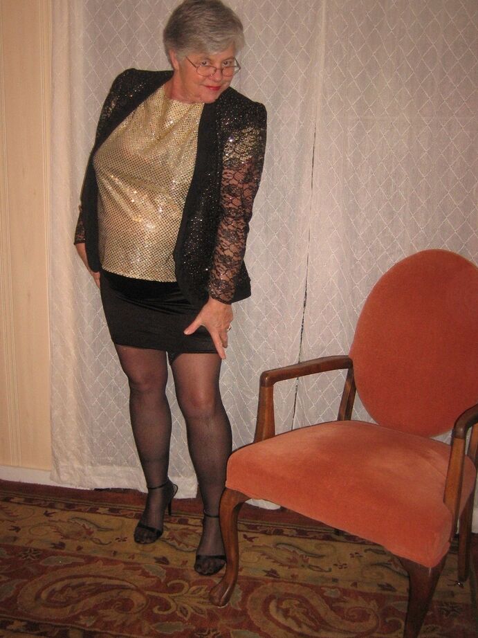 20P La anciana Girdle Goddess se desnuda hasta quedar en medias antes de masturbarse