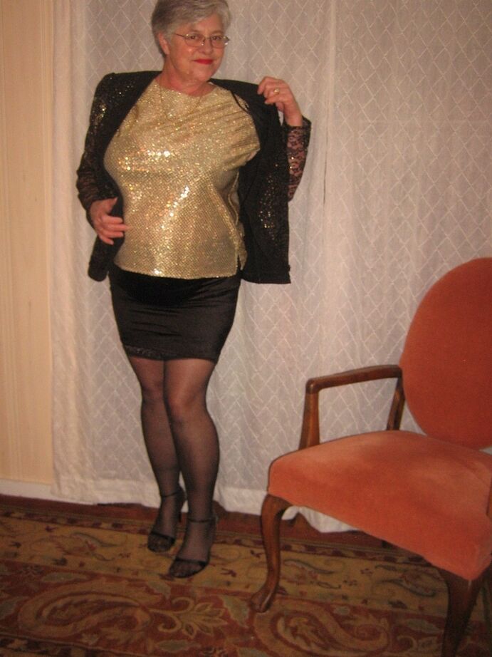 20P La anciana Girdle Goddess se desnuda hasta quedar en medias antes de masturbarse