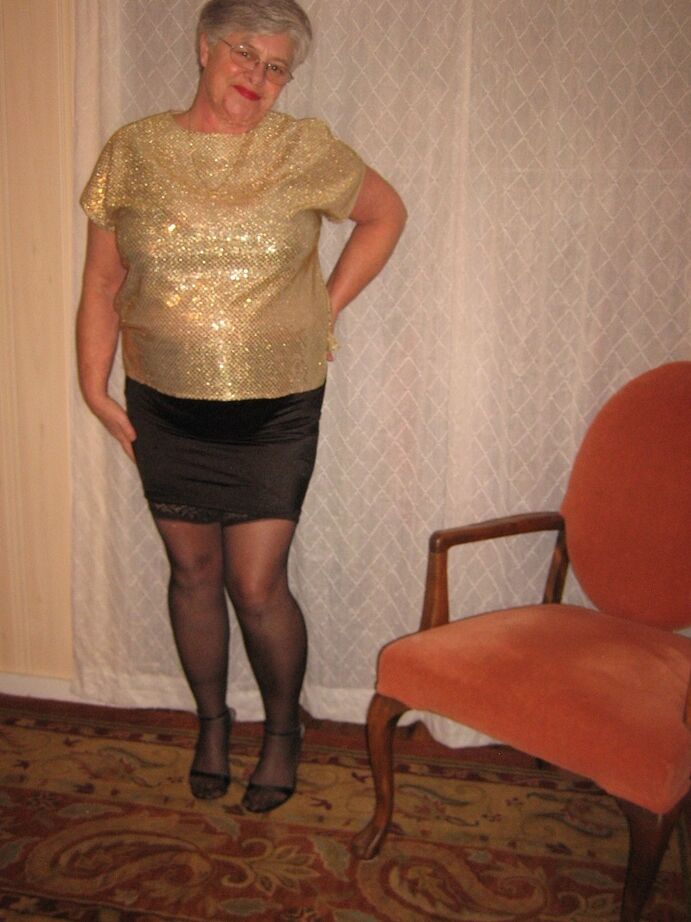 20P La anciana Girdle Goddess se desnuda hasta quedar en medias antes de masturbarse