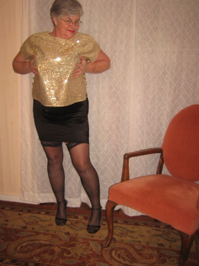20P La anciana Girdle Goddess se desnuda hasta quedar en medias antes de masturbarse