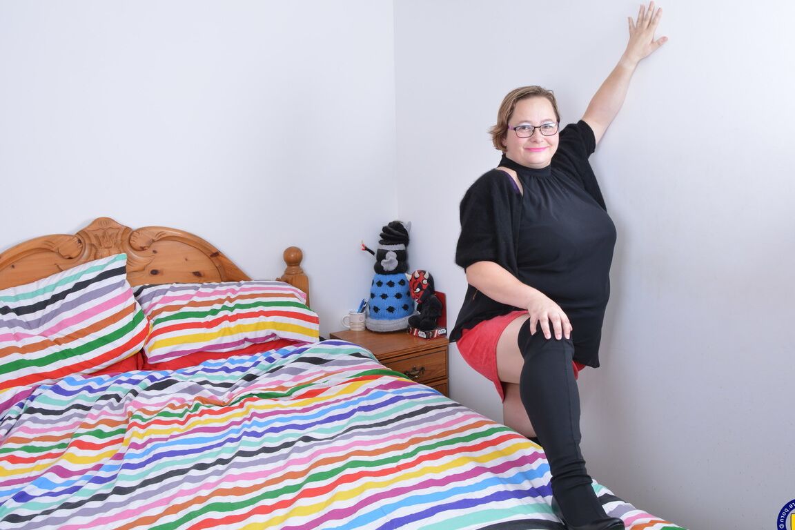 16P Gordo britânico maduro fica nu antes de se masturbar com brinquedos sexuais