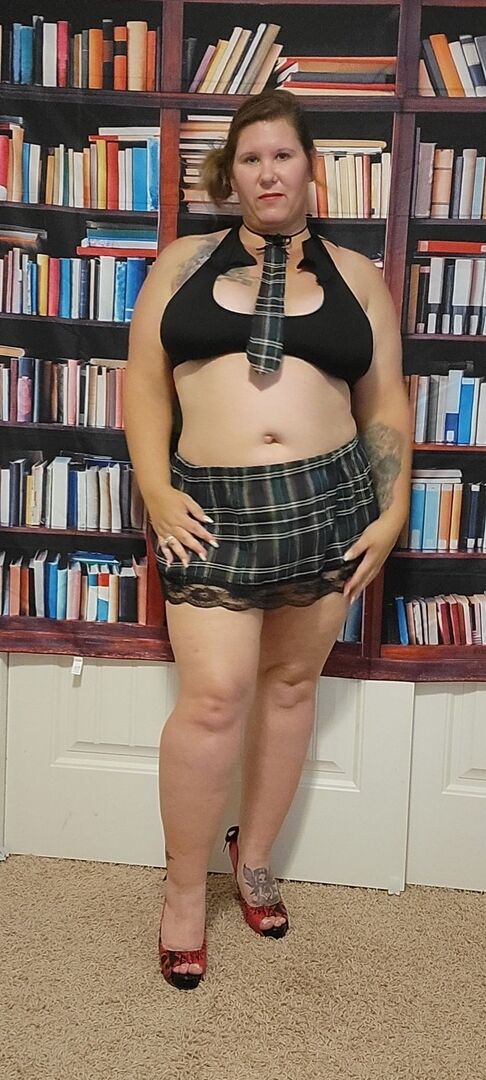 16P Amadora BBW Peituda Kris Ann mostra seus peitos grandes antes de brincar com seu arbusto
