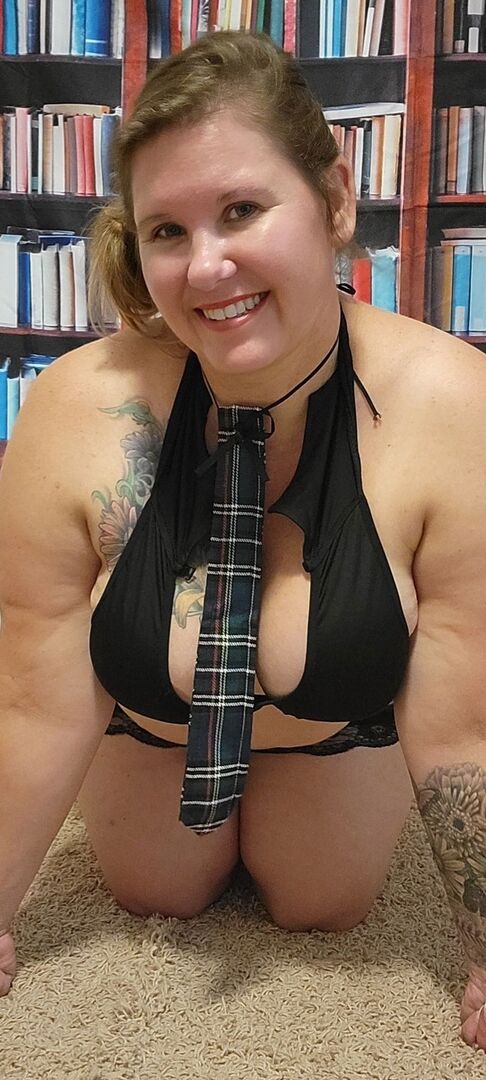 16P Amadora BBW Peituda Kris Ann mostra seus peitos grandes antes de brincar com seu arbusto