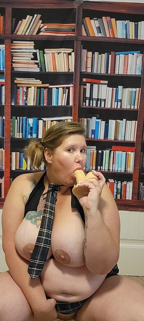 16P Amadora BBW Peituda Kris Ann mostra seus peitos grandes antes de brincar com seu arbusto