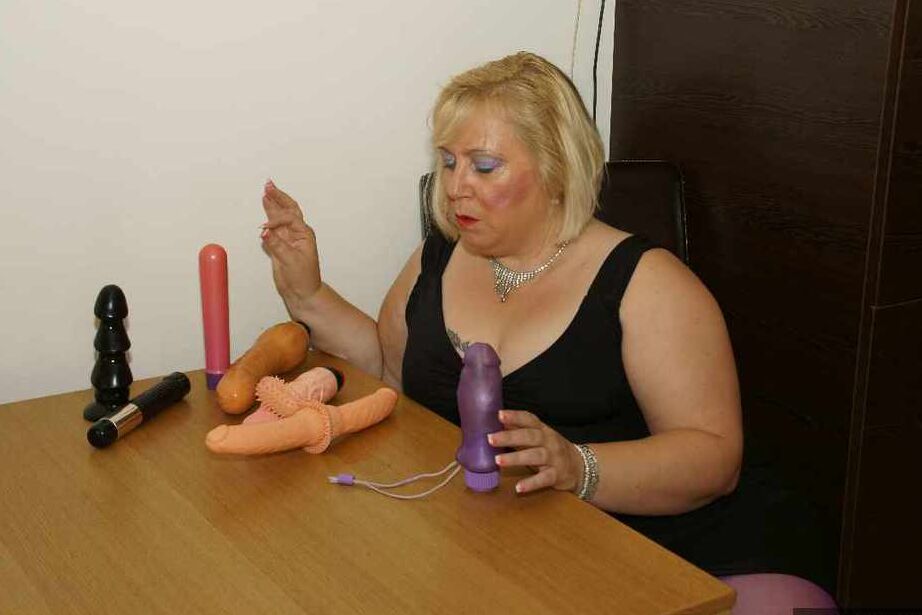 19P A loira gorda do Reino Unido Lexie Cummings dá prazer à sua vagina com sua coleção de brinquedos sexuais