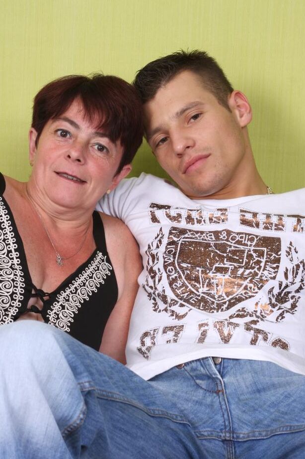 21P La grand-mère coquine Simone s'amuse avec une jeune bombasse et lui donne un avant-goût