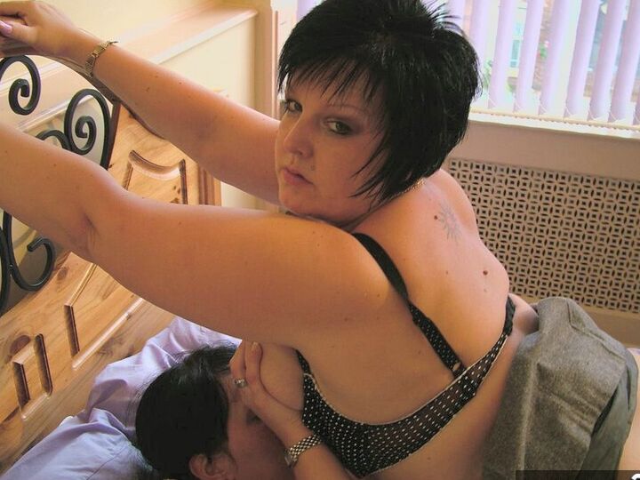 20P La amateur británica Double Dee tiene sexo lésbico en una cama con una mujer más joven