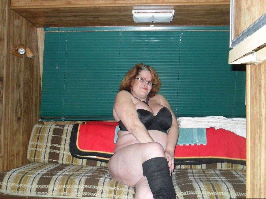 20P La pompeuse amateur Misha se masturbe dans un camping-car tout en portant des pinces à tétons