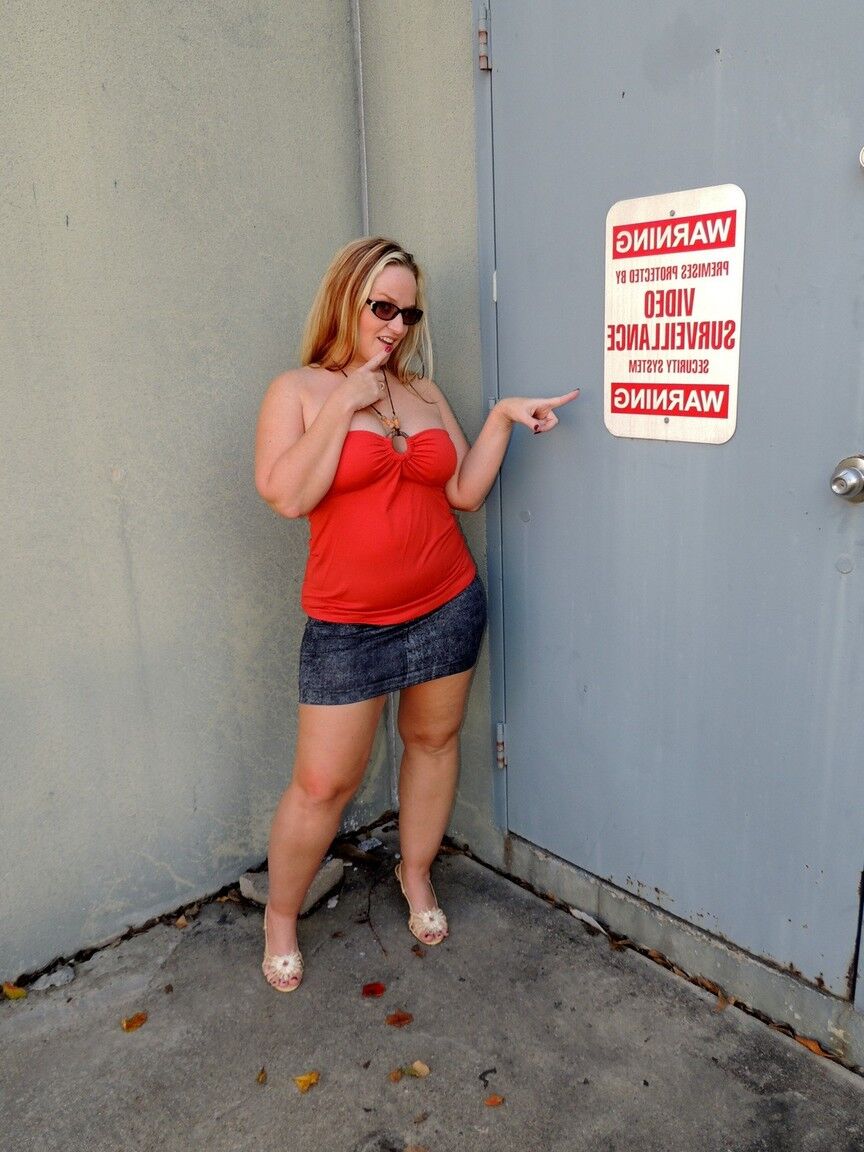 17P Fat amateur Dee Siren toys and fist her snatch before taking a piss
