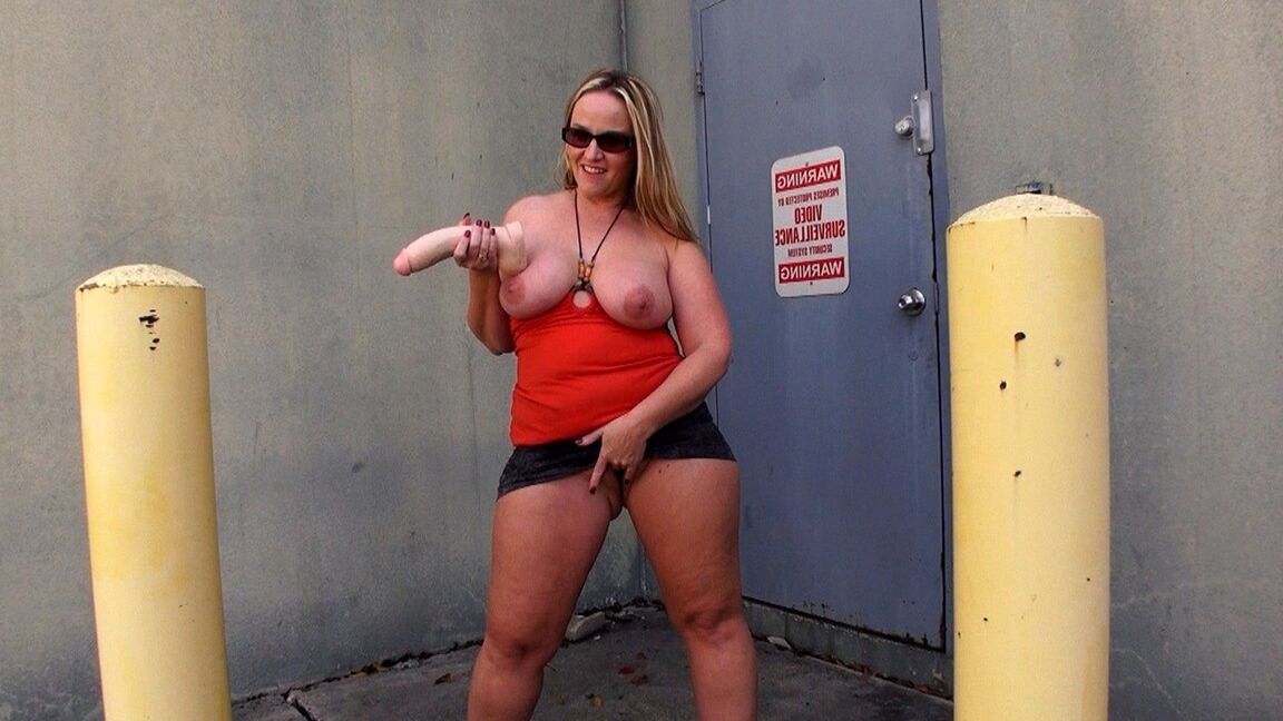 17P Fat amateur Dee Siren toys and fist her snatch before taking a piss